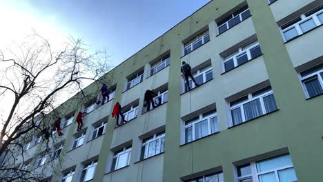 Trabajadores-De-Caridad-En-Trajes-De-Superhéroe-Limpiando-Ventanas-De-Un-Hospital-Infantil-En-Gdansk,-Polonia