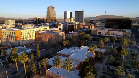 Luftaufnahme-Bei-Sonnenaufgang-Von-Der-Skyline-Von-Tucson,-Arizona,-über-Den-Palmen