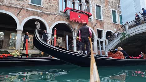 Venedig-Tour-Mit-Gondel-Und-Gondoliere-Unter-Der-Brücke-Ponte-Delle-Guglie-In-Italien