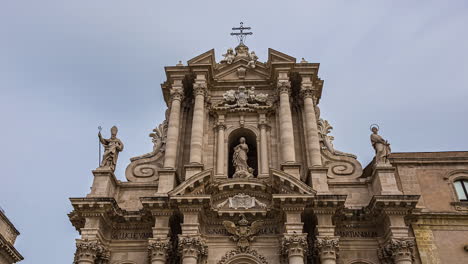 Low-Angle-Aufnahme-Der-Kathedrale-Von-Syrakus-In-Catania,-Sizilien,-Italien-Im-Zeitraffer,-Aufgenommen-Am-Abend