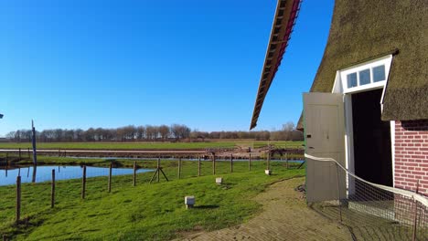 Türeingang-Zur-Windmühle-Im-Ferienpark-Molenwaard-Mit-Drehenden-Fensterläden-Im-Blick