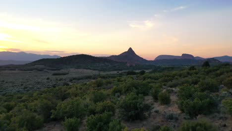 Atemberaubende-Landschaft-Und-Malerische-Bergketten-Im-Zion-Nationalpark-Bei-Sonnenuntergang-–-Luftaufnahme-Nach-Vorne