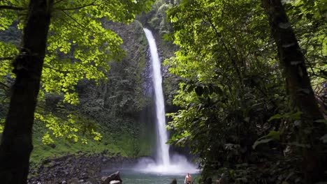 wide-gimbal-shot-of-spectacular-waterfalls-in-La-Fortuna,-Costa-Rica