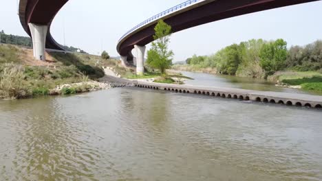 Tiefflug-Aus-Der-Luft-Entlang-Des-Flusses-Llobregat-Unter-Der-Überführungsstraße-In-Katalonien