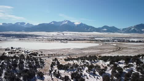 Colorado's-highway-285-with-the-snowy-Collegiate-Peaks-in-the-background,-aerial