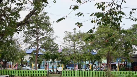 Typische-Thailändische-Provinzschule,-Eine-Am-Nachmittag-Aufgenommene-Landschaft,-Kinder-Sind-Damit-Beschäftigt,-Sich-Auf-Den-Heimweg-Vorzubereiten,-Saraburi,-Thailand