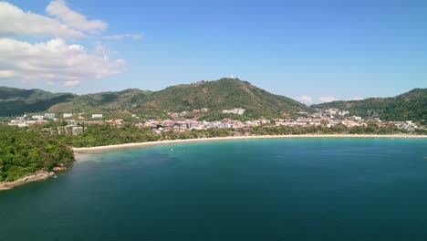 Wunderschöne-Landschaftsküste-Mit-Tropischem-Weißen-Sand-Am-Karon-Strand-In-Phuket,-Thailand,-An-Einem-Sonnigen-Sommertag-Rund-Um-Das-Blaue-Andamanenmeer