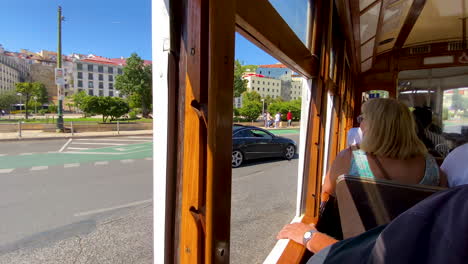 Touristen-Besichtigen-Tagsüber-Die-Architektur-Lissabons-Durch-Geöffnete-Fenster-Einer-Oldtimer-Straßenbahn
