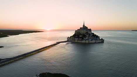Sonnenuntergang-Auf-Dem-Mont-Saint-Michel-In-Frankreich.-Von-Oben-Gesehen
