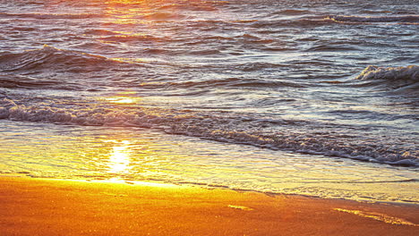 Zeitraffer-Von-Meereswellen,-Die-Bei-Sonnenuntergang-Auf-Den-Sandstrand-Krachen