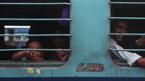 Los-Niños-Saludan-Agitando-Las-Manos-En-El-Tren-Que-Sale-En-La-India