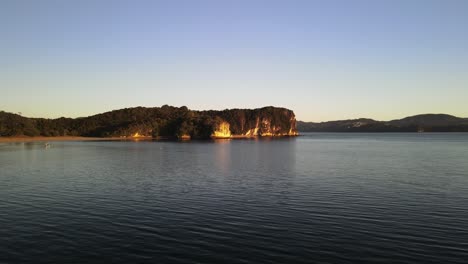 Sonnenaufgang-über-Der-Wunderschönen-Cooks-Bay-Auf-Der-Coromandel-Halbinsel