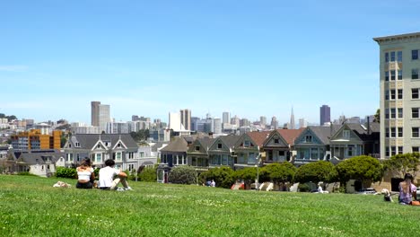 Painted-Ladies-against-a-background-of-San-Francisco-skyline-on-a-sunny-day