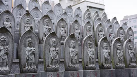 Viele-Buddhistische-Statuen-Stehen-An-Einem-Kleinen-Schrein-In-Kyoto,-Japan-4k