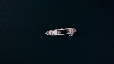 Aerial-ascent-over-luxury-yacht-anchored-in-middle-of-the-ocean