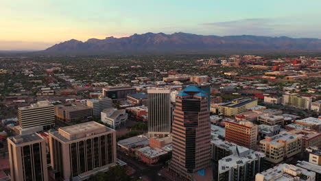 Wunderschöner-Arizona-Sonnenuntergang-über-Den-Gebäuden-Der-Innenstadt-Von-Tucson-Und-Den-Bergen-In-Der-Ferne