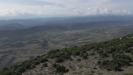 Die-Luftaufnahme-Der-Pyrenäen-Zeigt-Ein-üppiges-Grünes-Tal-Bei-Saint-Paul-De-Fenouillet