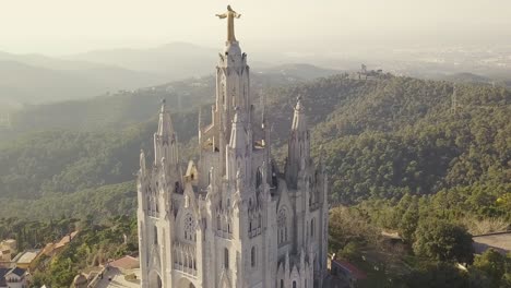 Tibidabo-Kirche-Mit-Jesusstatue-In-Barcelona