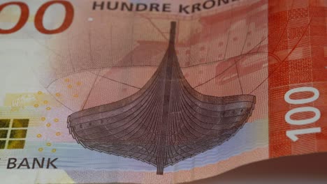 Norwegischer-100-Kronen-Schein-–-Nahaufnahmemakro-Von-Links-Nach-Rechts,-Das-Die-Norwegische-100-Kronen-Banknote-Zeigt
