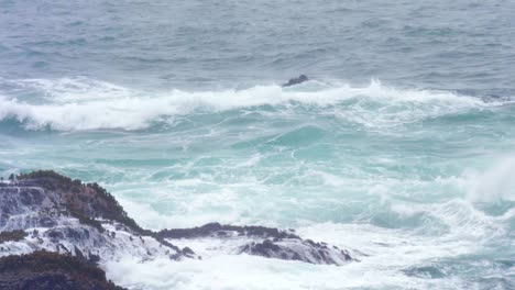 Sea-Waves-Crashing-On-The-Rocky-Coast-Of-Beach-In-Mendocino,-California