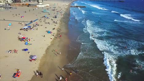 Venice-Beach-California-Drone-Disparó-Avanzando-Frente-A-La-Playa-Con-Arena-Y-Agua