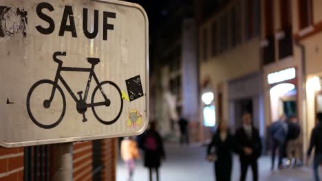 Cartel-De-&quot;solo-Bicicletas&quot;-En-Una-Calle-De-Una-Ciudad-Francesa-Por-La-Noche