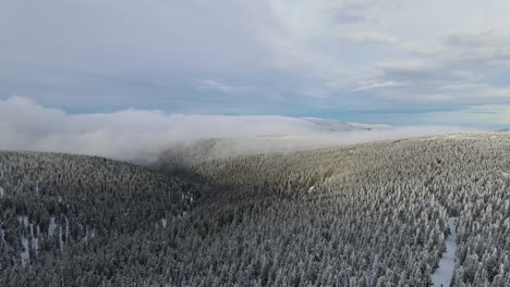 Luftdrohnenansicht-Von-Schneebedeckten-Hügeln-Im-Winter,-Bergen