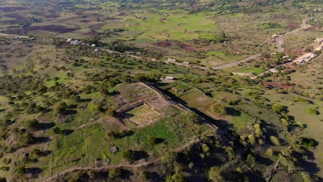 Antenne-360-über-Dem-Kaninchenhaus,-Historische-Inka-Ausgrabungsstätte,-Peru