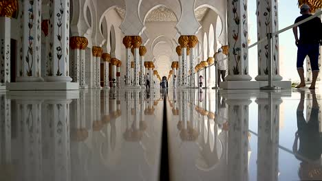 Majestic-reflective-floor-of-Sheikh-Zayed-Grand-Mosque-in-Abu-Dhabi,-static-floor-level-shot