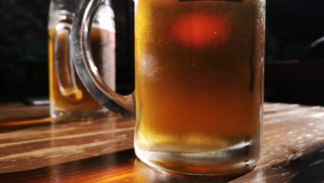 Zwei-Große-Krüge-Voller-Erfrischender-Goldener-Biergetränke
