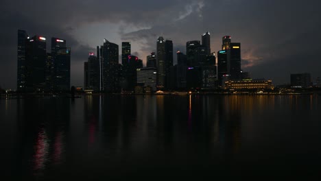 Lapso-De-Tiempo-Del-Distrito-De-Negocios-En-Marina-Bay-En-Singapur-Durante-La-Puesta-De-Sol