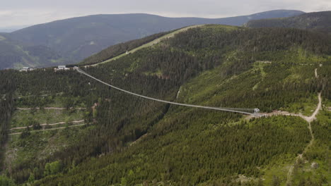 Längste-Hängebrücke-Der-Welt-über-Einem-Gebirgstal-In-Tschechien