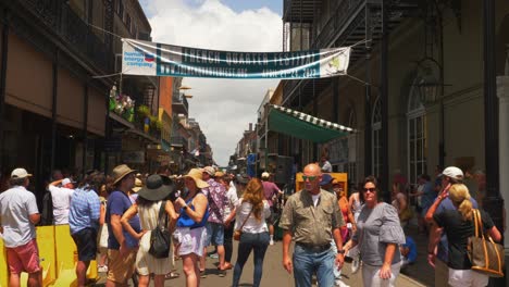 Royal-Street-Bühne-French-Quarter-Fest-Menschenmenge-New-Orleans