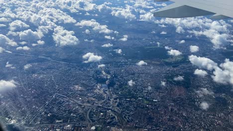 Moderne-Innenstadt-Von-Paris-Aus-Dem-Fenster-Eines-Flugzeugs-über-Den-Wolken-Gesehen