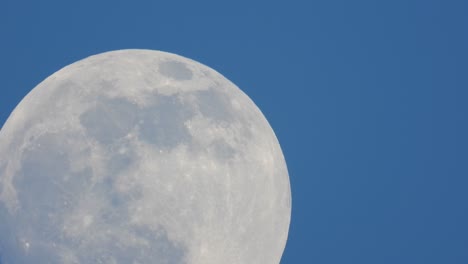 Imágenes-Detalladas-De-Una-Luna-Llena-Moviéndose-Lentamente-Contra-Un-Cielo-Azul-Claro-Que-Muestra-Los-Cráteres-En-La-Superficie-Lunar