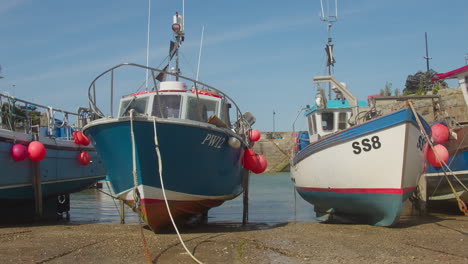Angedockte-Kornische-Fischerboote-Im-Hafen-Von-Newquay,-Cornwall,-England,-Vereinigtes-Königreich,-Aus-Der-Nähe-Herauszoomen
