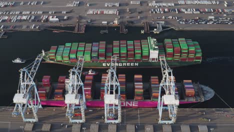 Logistik-Und-Transport-Von-Containerfrachtschiffen-Mit-Funktionierendem-Kran-Am-Husky-Terminal,-Tacoma,-Washington-–-Luftdrohnenaufnahme