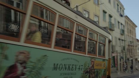Klassische-Umgestaltete-Straßenbahn,-Die-Die-Straße-In-Lissabon-Hinauffährt