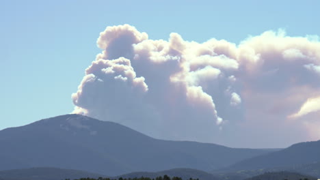 Panoramización-A-Través-Del-Humo-De-Incendios-Forestales-Del-Pico-Del-Ermitaño-Del-Cañón-De-La-Pantorrilla,-Nuevo-México-2022
