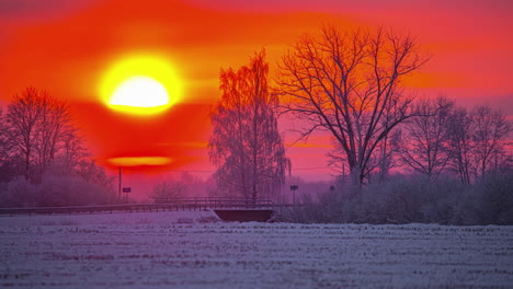 Sonnenuntergang-Im-Lebendigen-Himmel,-Zeitraffer-über-Weißer-Winterlandschaft