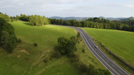 Autos-Fahren-Auf-Der-Autobahn-In-Der-Grünen-Graslandschaft-In-Tschechien