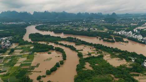 Überflutete-Landwirtschaftliche-Flächen-Im-Hochwasser-In-China,-Luftdrohnenansicht