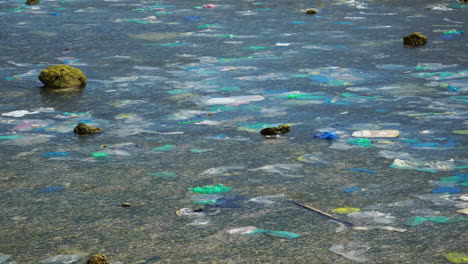 Plastiktüte-Und-Flasche-Schwimmen-Auf-Der-Wasseroberfläche-Des-Ozeans,-Verschmutzungskatastrophe,-Giftmüll