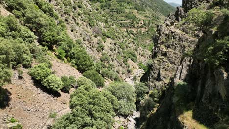 La-Espectacular-Cascada-De-Meancera-En-El-Norte-De-Extremadura-Ajardinada-En-Un-Paraje-Natural-Una-Cascada-De-100-Metros-Grabada-Con-Mavic-3-En-C4k-30fps-Y-Sin-Corrección-De-Color