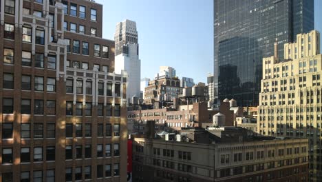 Zeitraffer-Bewegter-Schatten,-Während-Die-Sonne-In-Manhattan-Aufgeht