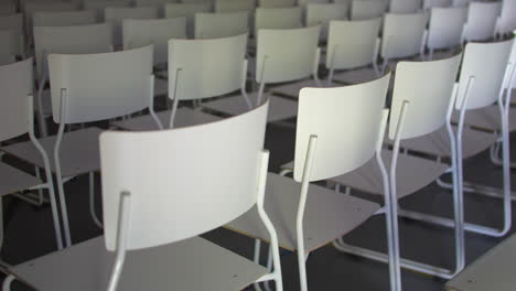 Reihen-Leerer-Weißer-Stühle