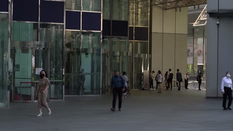 Oficinistas-Caminando-En-Raffles-Place,-Distrito-Central-De-Negocios-En-Singapur