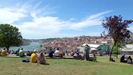 Menschen-Genießen-Die-Aussicht-Auf-Das-Porto-Panorama-Von-Der-Spitze-Des-Jardim-Do-Morro-In-Portugal