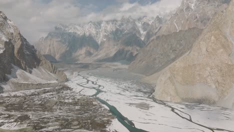 Vista-Aérea-De-Los-Magníficos-Picos-De-Los-Conos-Passu-En-El-Valle-De-Hunza,-Pakistán