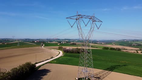 Luftaufnahme-Der-Elektrischen-Infrastruktur-Für-Den-Stromtransport-Mit-Kabeln-Und-Gittern-In-Einer-Ländlichen-Landschaft